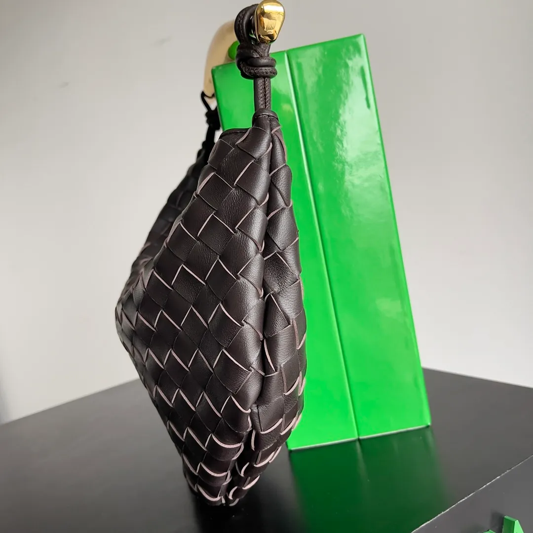 Batch 1760, ready for sale. Inspired by the 20th century modern sculptor Brancusi's work "Birds in the Sky". Muse brass handles, unique craftsmanship, make each handle unique, thus reflecting the precious sense of sculpture. Carrying Sardine in hand creates a high-end and modern look! The Sardine handbag uses Intrecciato weaving to highlight the inheritance of the brand's craftsmanship. The handle design forms a strong contrast and presents an artistic design concept. The finishing of the Muse brass decorative layer is completed by multiple processes. The exquisite craftsmanship makes each handle unique. Style number: 7468 Size: 33*3*24cm